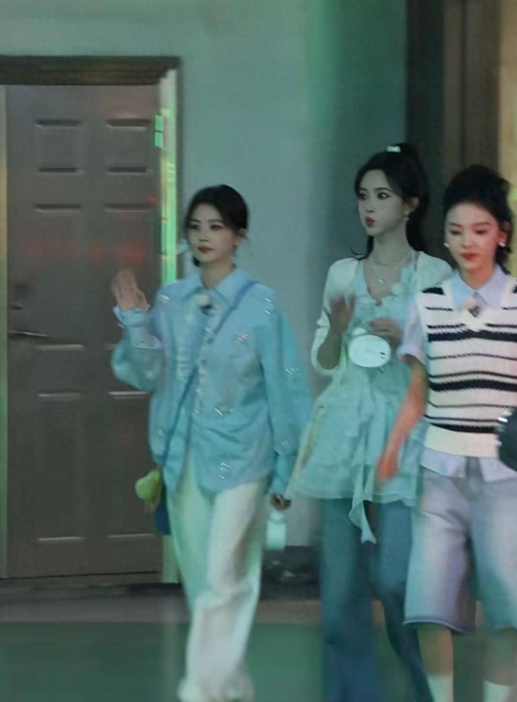 原创            《跑男》路透：孟子义主动和章若楠手牵手，却忽视了一旁的白鹿