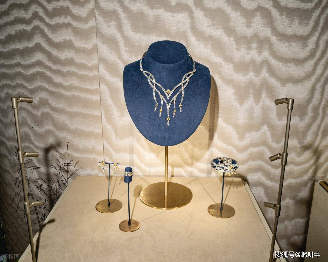 从钻石到红木，“老登资产” 集体退潮，年轻人根本不接盘