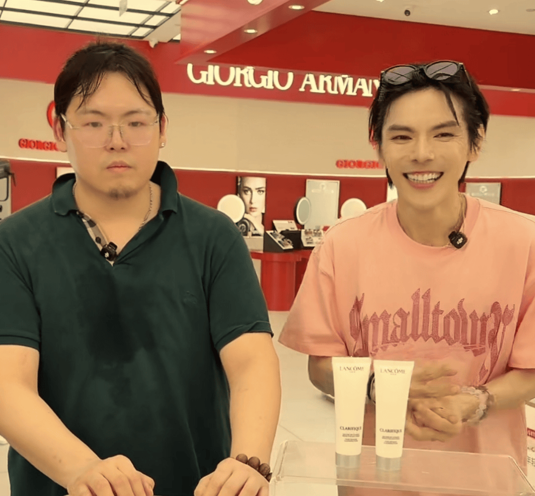 原创            42岁向佐近况曝光！和向佑同框直播，2人同场互动，如今口碑也跟着回暖