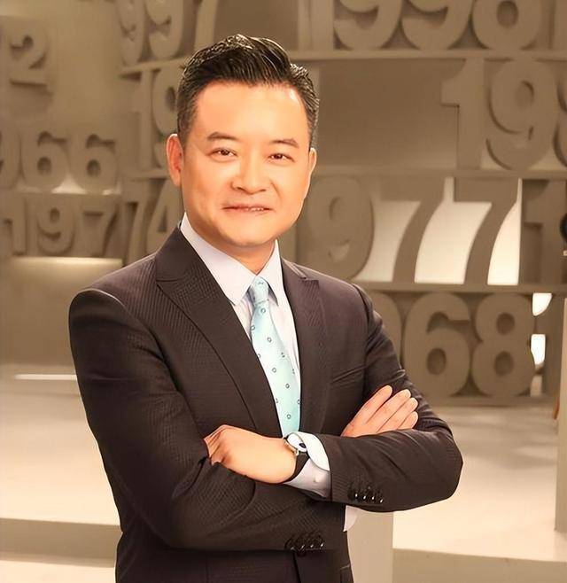 原创            他是央视名嘴，31岁因一句话离开央视赴美国，如今50岁咋样了