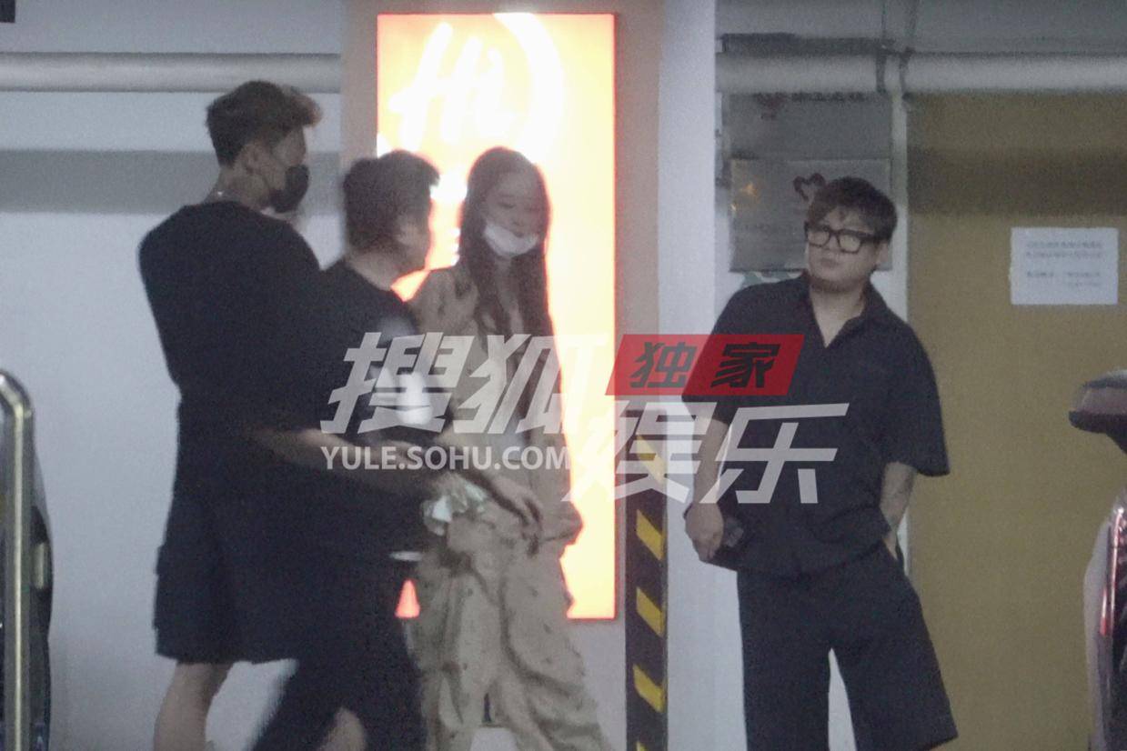黄子韬与爱妻自拍甜蜜爆棚 徐艺洋剪刀手尽显俏皮默契