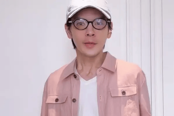 向佐回应妈妈吃醋 否认弟弟向佑躯体化：第一次直播大家都会紧张封面图