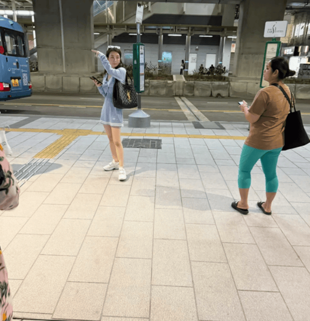 方媛带俩女儿逛街，五官漂亮但衣品有待提升，个矮被指没什么气场