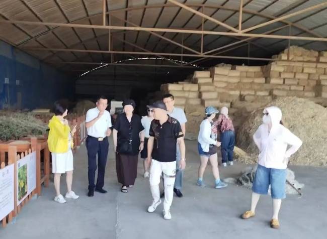 沪宁携手深化产业对接 上海考察团莅临盐池鑫海集团考察调研并达成合作共识(图4) 沪宁携手深化产业对接 上海考察团莅临盐池鑫海集团考察调研并达成合作共识(图4)