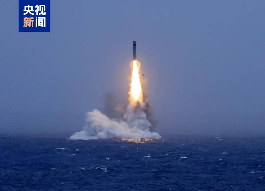 导弹发射画面公布！中国海军成功组织潜射战略导弹试射