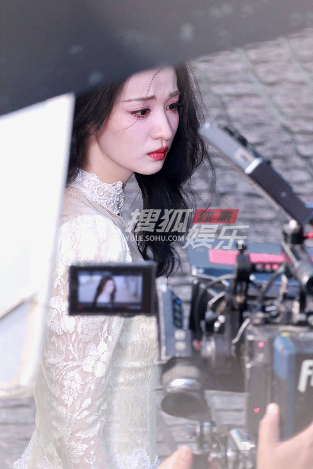 王楚然白裙吹泡泡，温婉气质令人心动