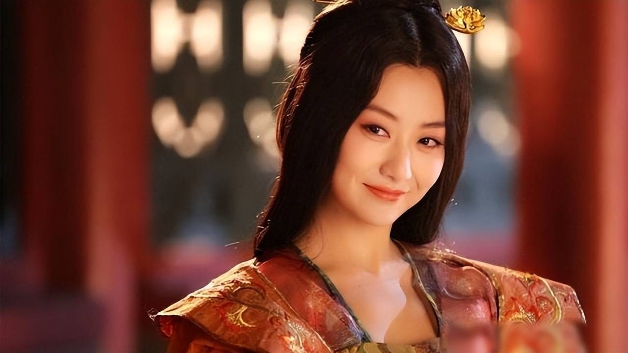 只因长得太美，她先后被6人轮番霸占60年，48岁依然被人争抢宠爱[11P]