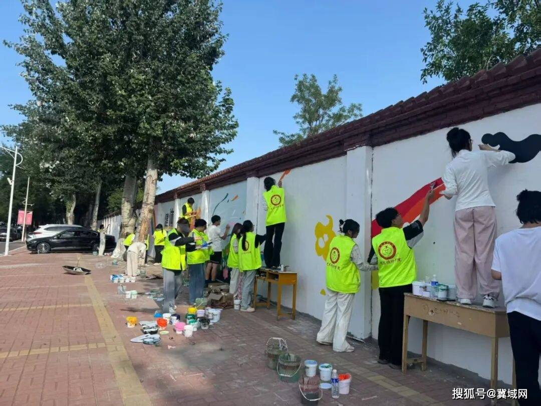 校庆绘新颜 青春践初心——山西工商学院艺术设计学院学子开展校庆主题校园墙绘志愿服务活动