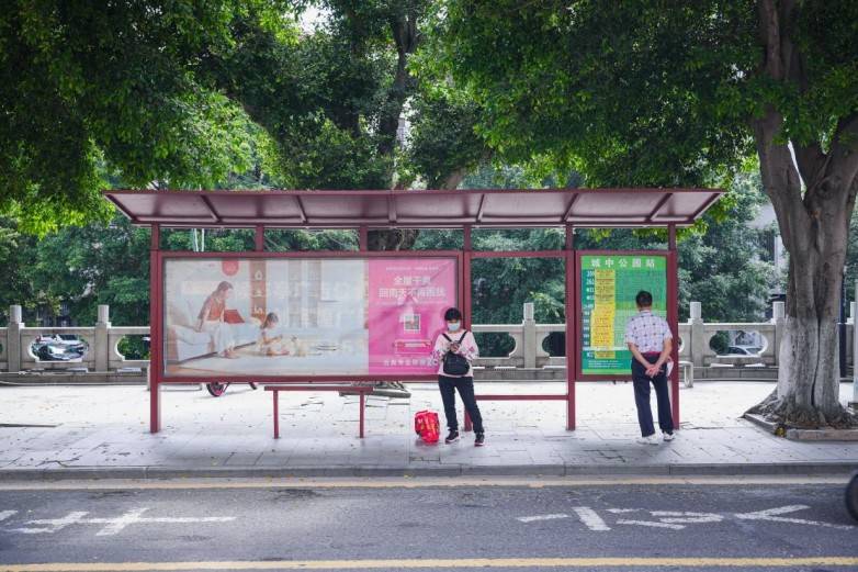 候车亭里的一句“快”,百奥走了二十年(图1) 候车亭里的一句“快”,百奥走了二十年(图1)