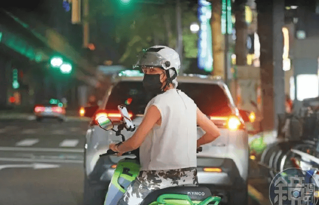 曾沛慈共享单车出行引关注 浪姐夺冠后商业价值飙升仍保持朴素