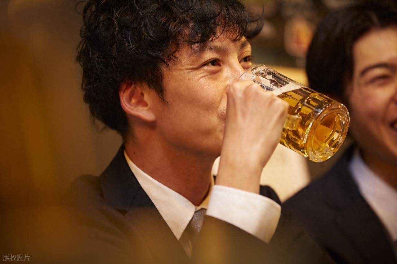 医生发现：男性若长期不喝酒，用不了多久，身体或迎来5个变化