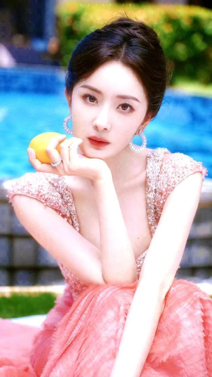 杨幂写真魔鬼身材性感火辣！四大作品铸就演艺高光