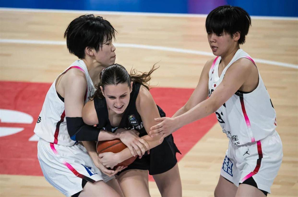 2026U17女篮世界杯：李沅珊30分绝杀欧洲亚军，日本输25分，美西争冠