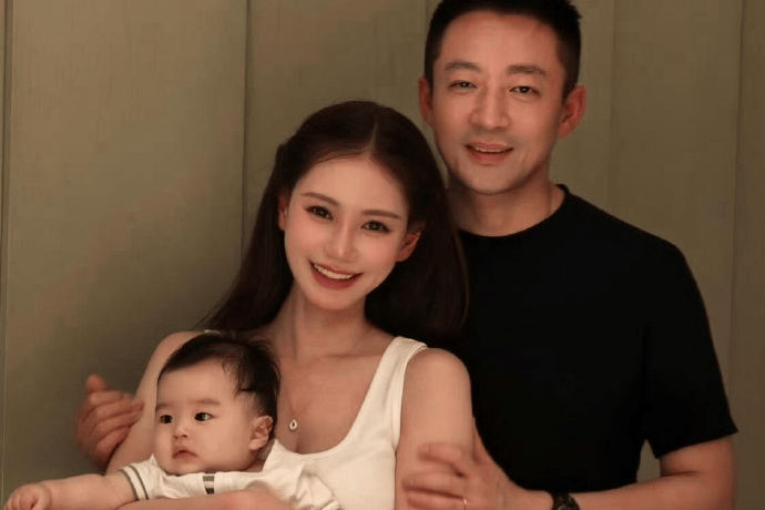 马筱梅分享一家三口温馨合照 生日之际尽显幸福模样