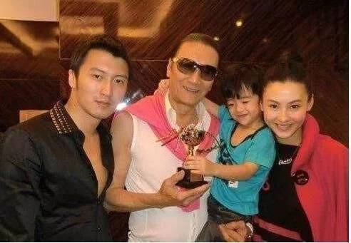 谢贤离世享年89岁 谢霆锋发文悼念 张柏芝头像变黑缅怀