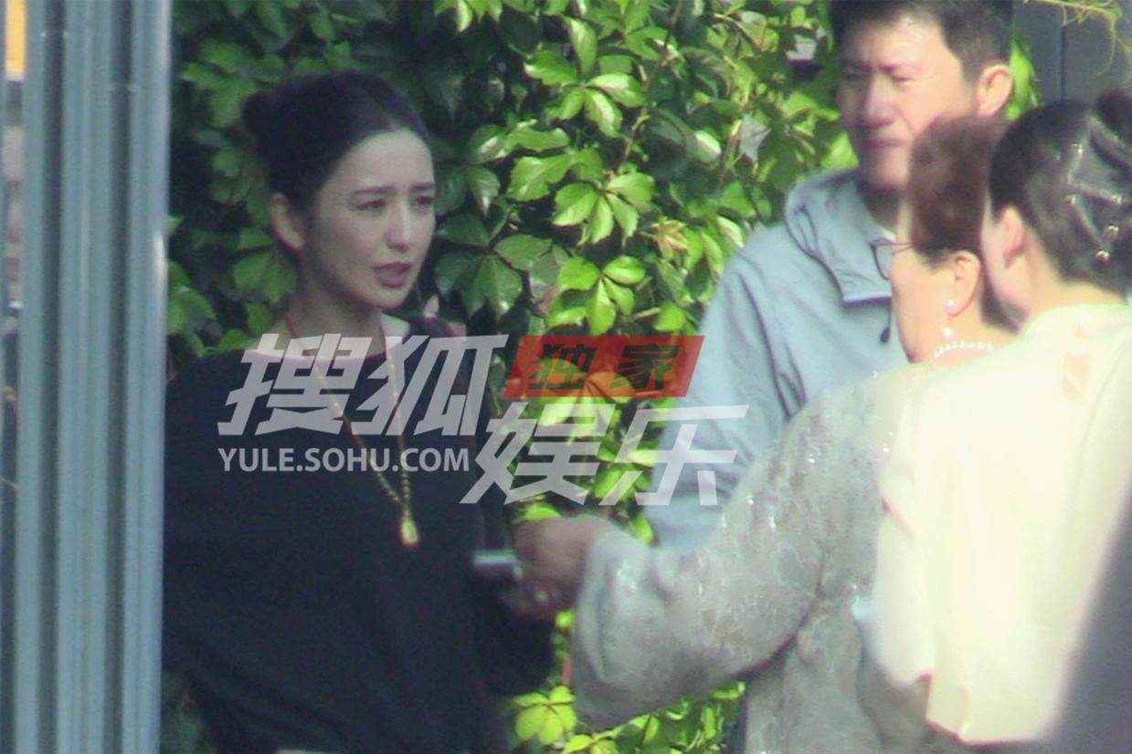 佟丽娅收工私服造型曝光 丸子头配基础款尽显温婉气质