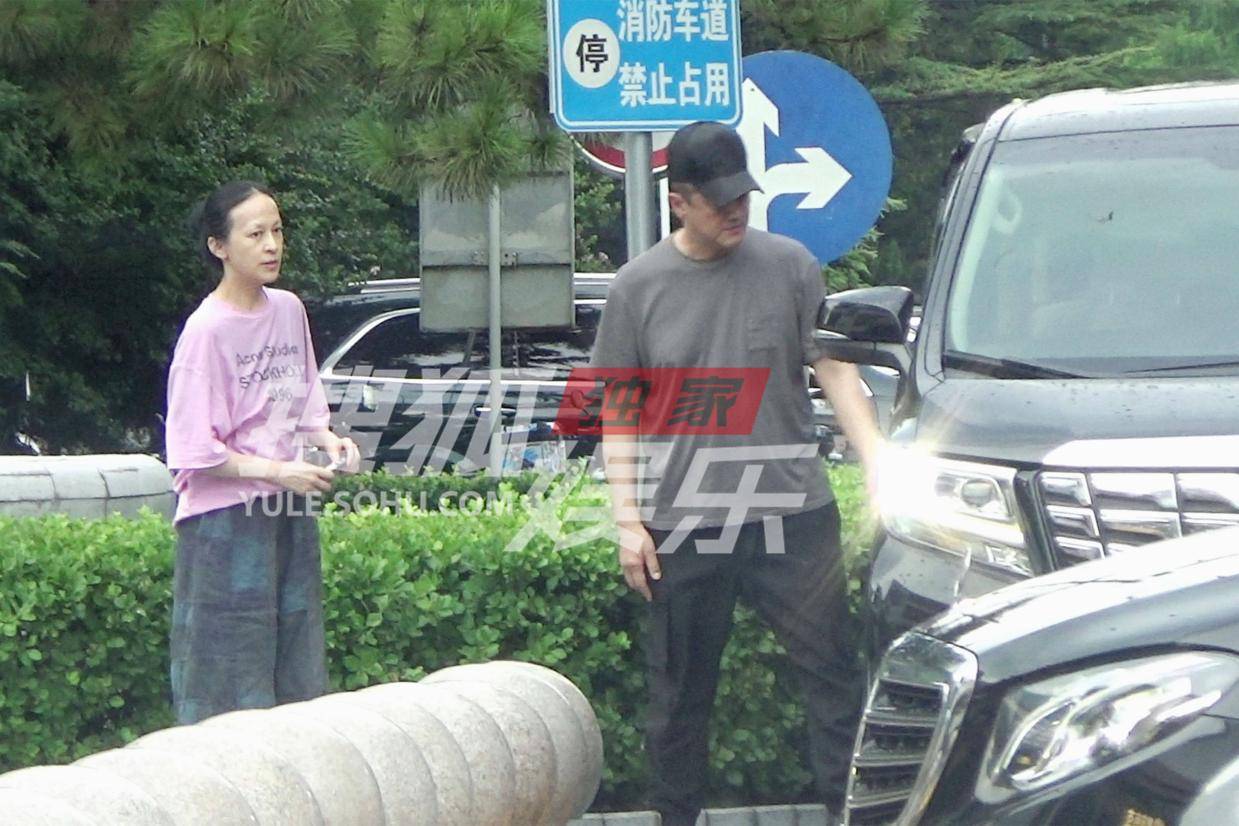李亚鹏按摩后路边与友人热聊 专注神情引关注
