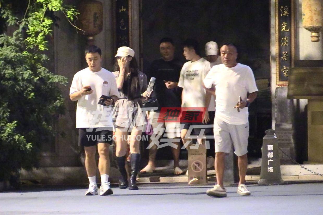 释小龙与好友欢聚出行 谈笑风生身姿挺拔尽显魅力