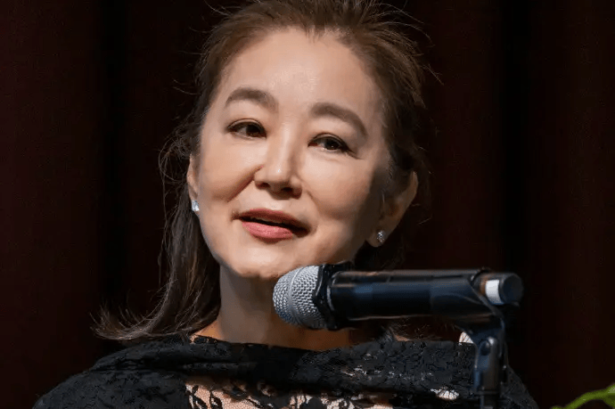 林青霞出席施南生追思会 分享围巾背后的深厚情谊