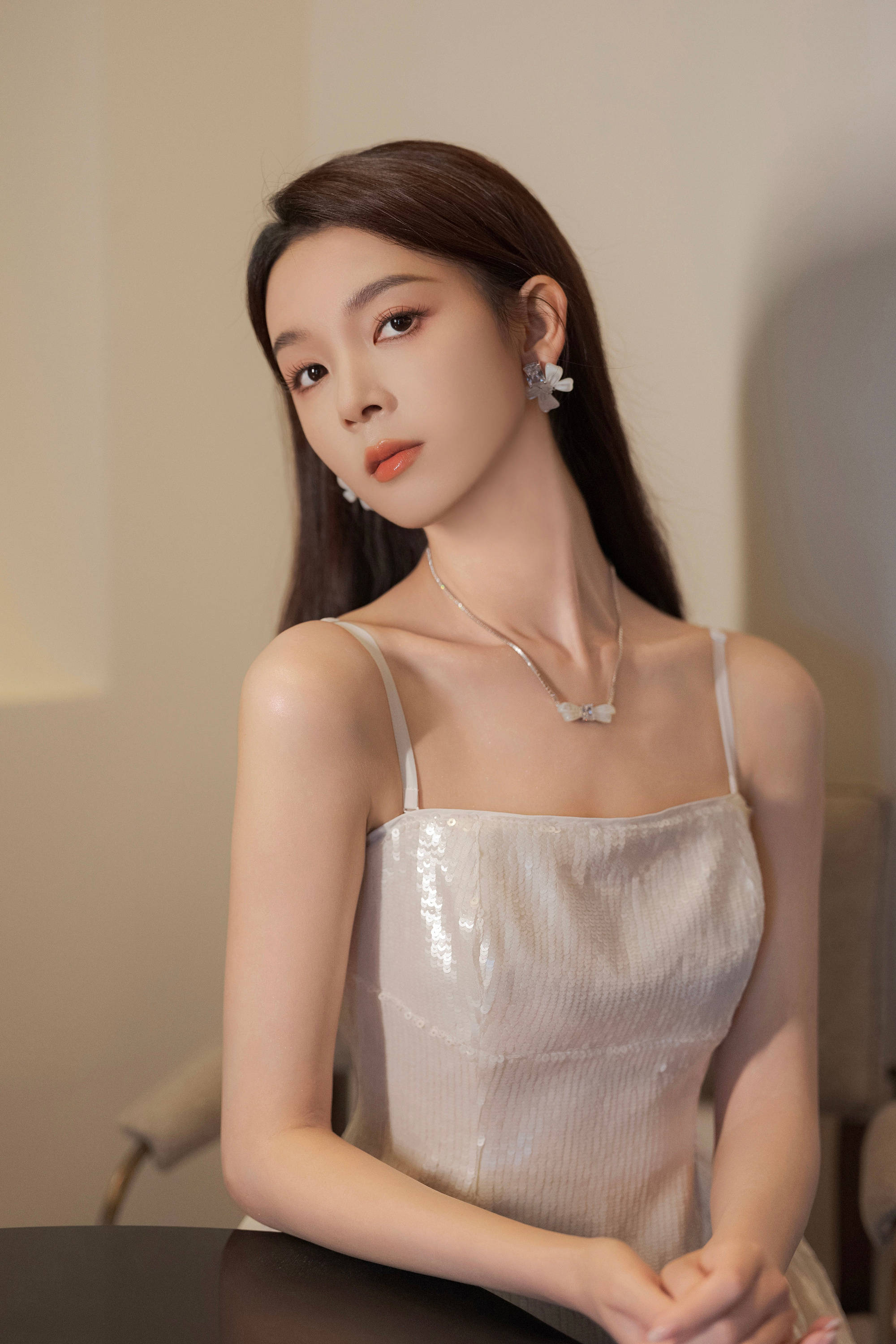 “霍仙姑”陈瑶靓丽写真美爆了！萝莉脸高挑身材性感撩人