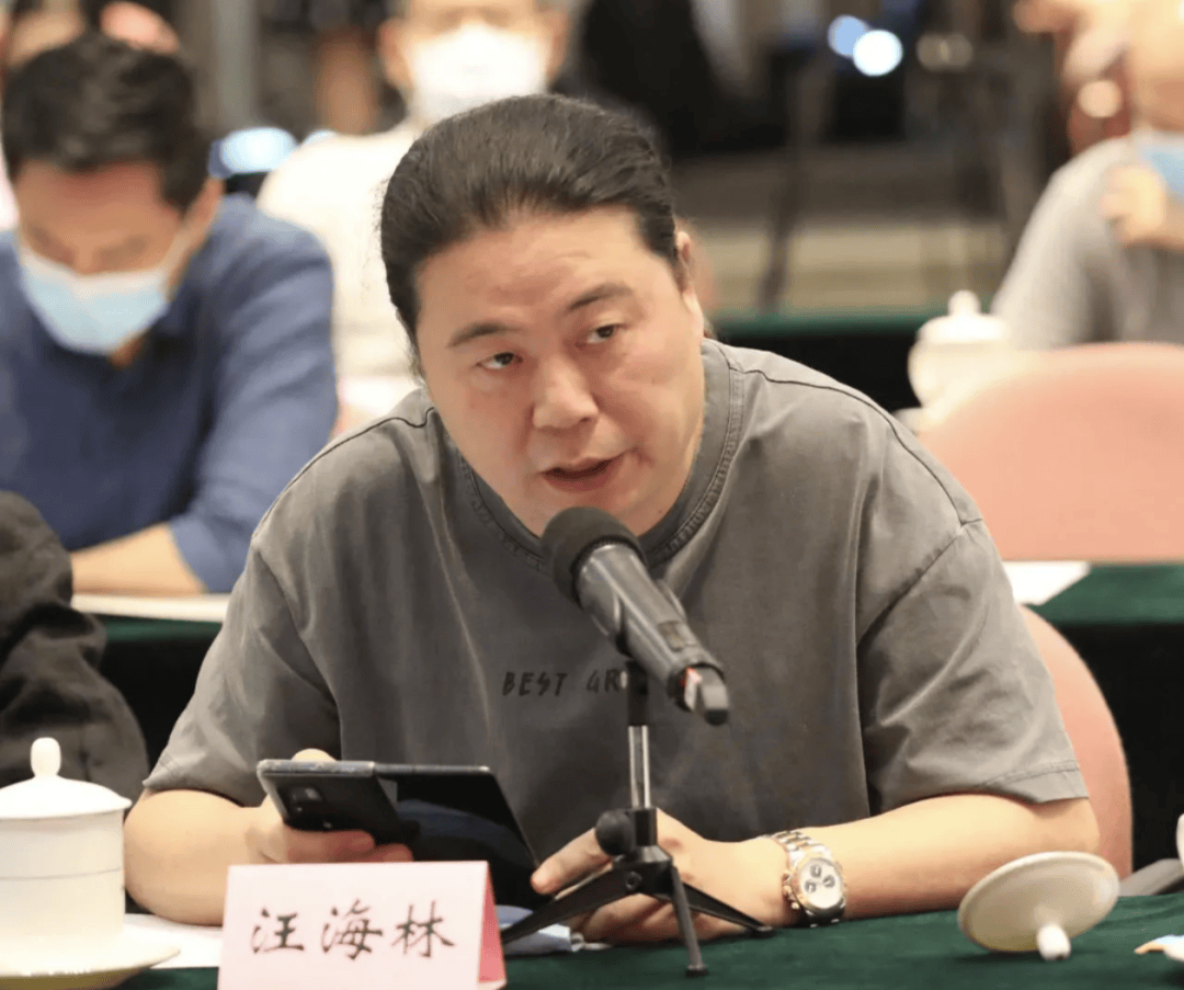 网红“峰哥”实名举报知名编剧汪海林偷税漏税，汪海林回应：如有违法行为，相关机构自会进行评判和处理，清者自清，无需一一回应