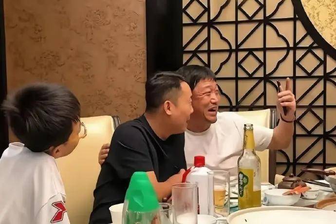 贾冰私人饭局被偷拍