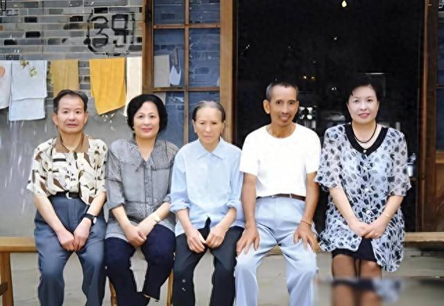 1998年，陶斯亮和哥哥石来发的合影，一母所生，但命运判若天渊_曾志_井冈山_母亲