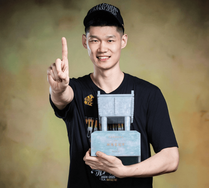 引进胡金秋扫清障碍！土豪球队拼了，送出顶薪神射手，腾出顶薪位置！