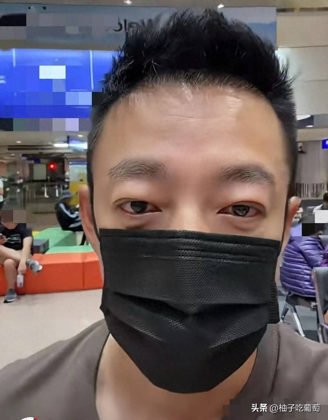 汪小菲机场接娃，玥儿挥手那一刻他开怀大笑