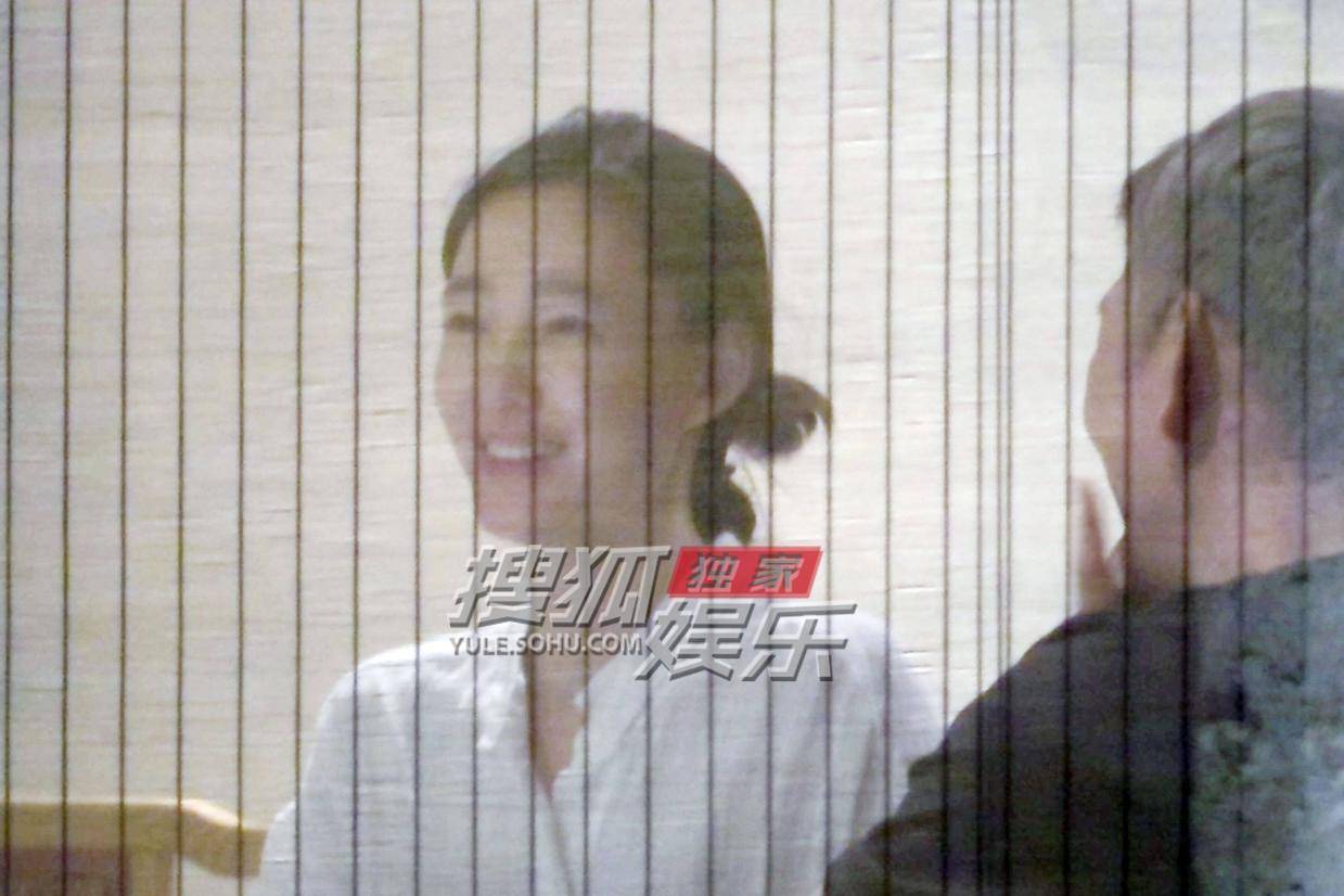 王丽坤素颜与友聚餐 恬静气质引关注