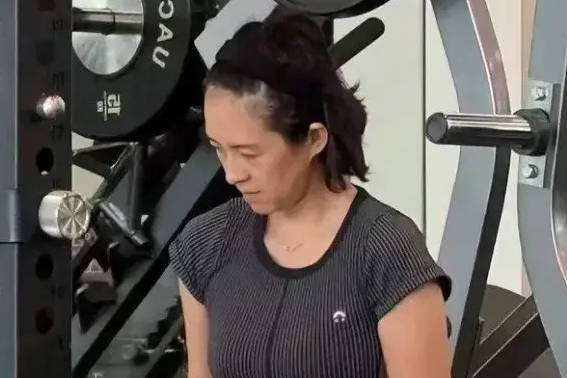 47岁章子怡阿那亚健身房素颜现身,真实状态引关注