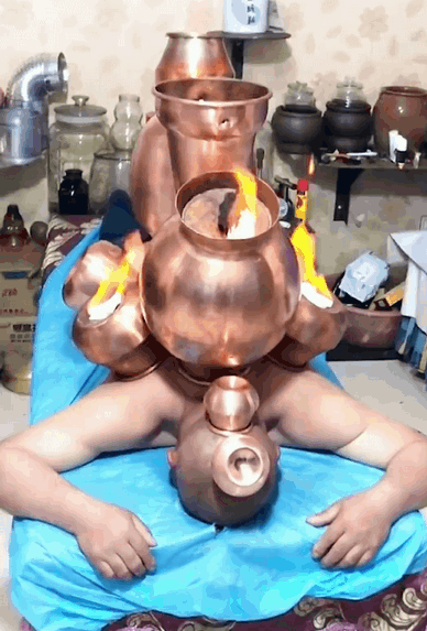 每日囧图：干什么呢，光天化日之下，有点情不自禁了！