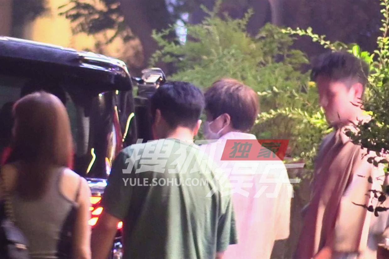 毛不易白衣聚会清爽十足 与好友共度欢乐时光