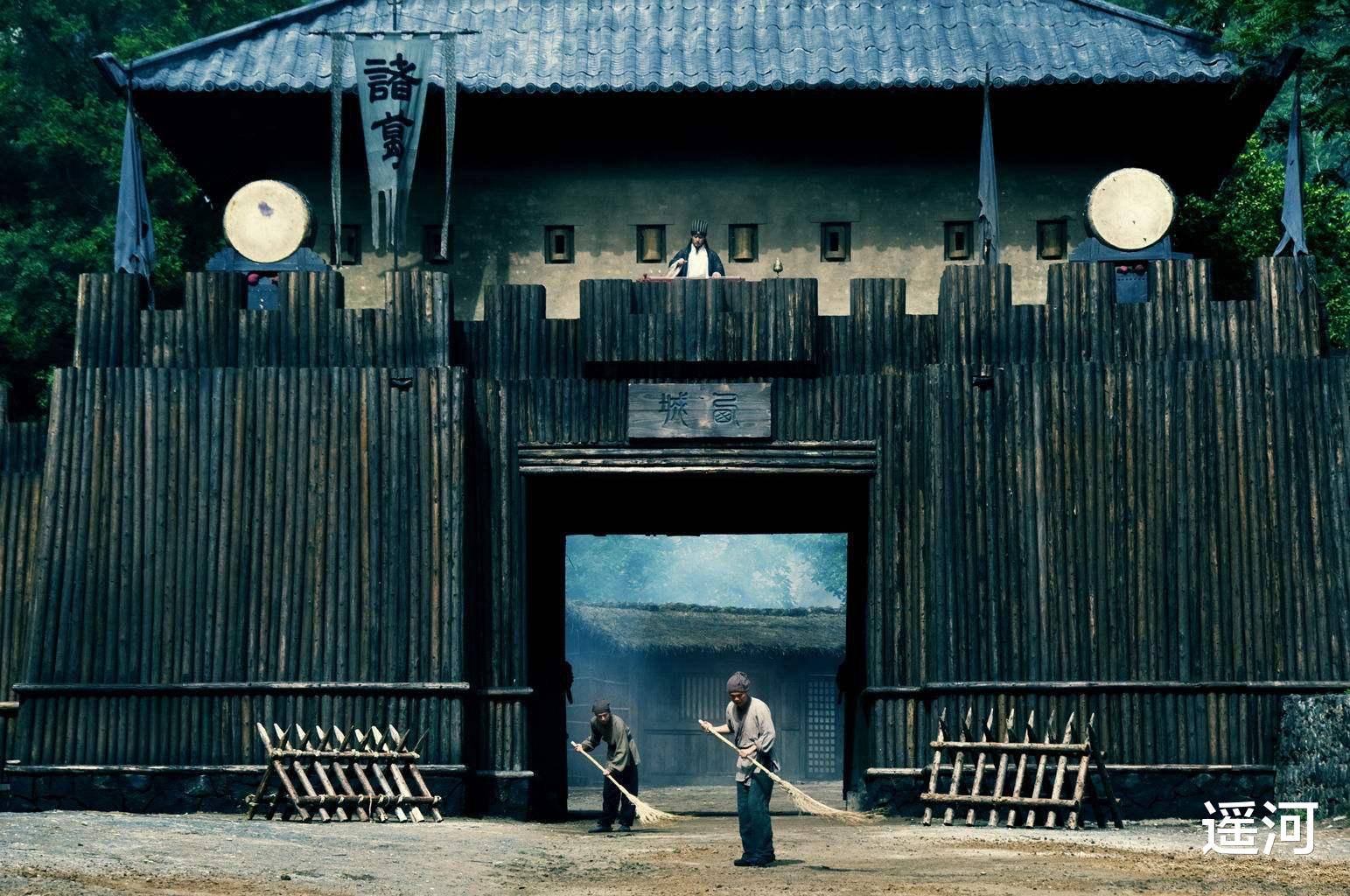 怪不得司马懿会撤兵,城楼上这两个书童,是整场空城计最大的疑点_诸葛亮_城中_马谡