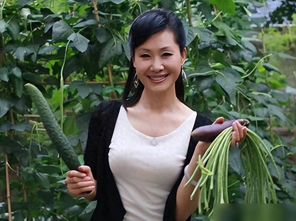 原创            于文华近况曝光！60岁身材苗条，和丈夫低调生活，没事就到处旅游