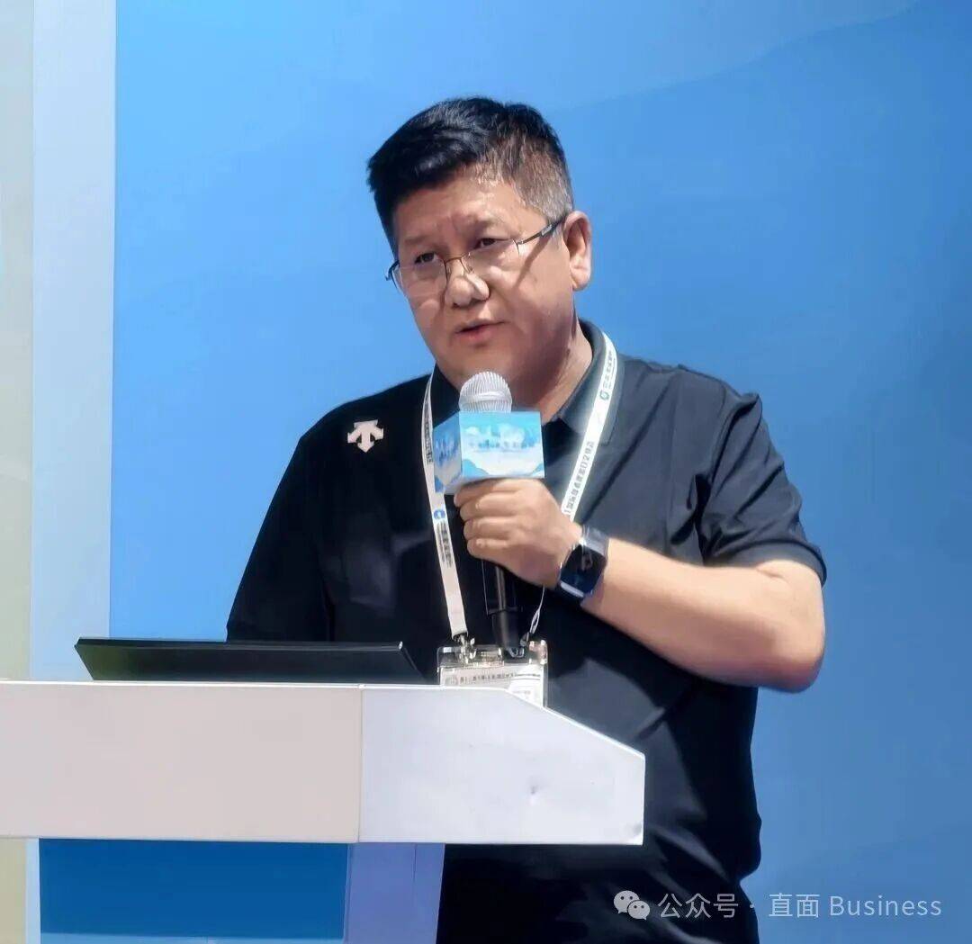 班玛才仁在第十二届上交会相关研讨活动中发言。图源：金诃藏药官网