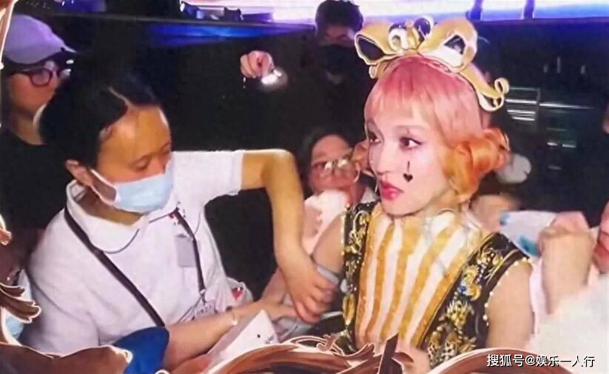 原创            张韶涵台上吸氧3分钟返场：那句“我会喊停”，再回头看她问妈妈要医疗费被拒，真的破防了