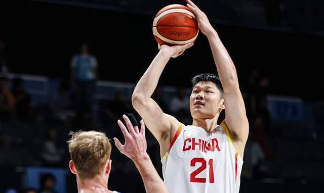 双重阻碍!CBA胡金秋转会上海合约遇阻,争夺2米11NBA内线新星
