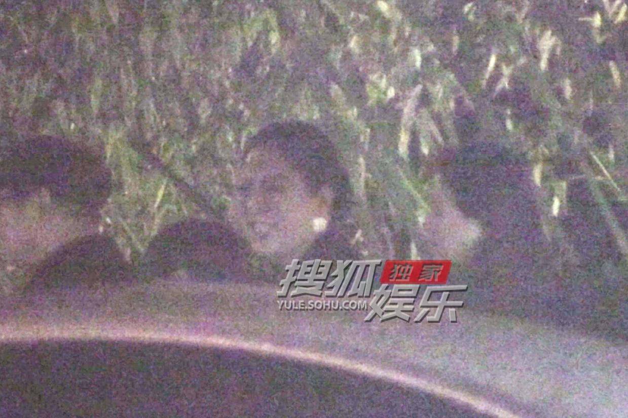 陈鲁豫向太日料店聚餐 街边拥抱尽显真挚友谊