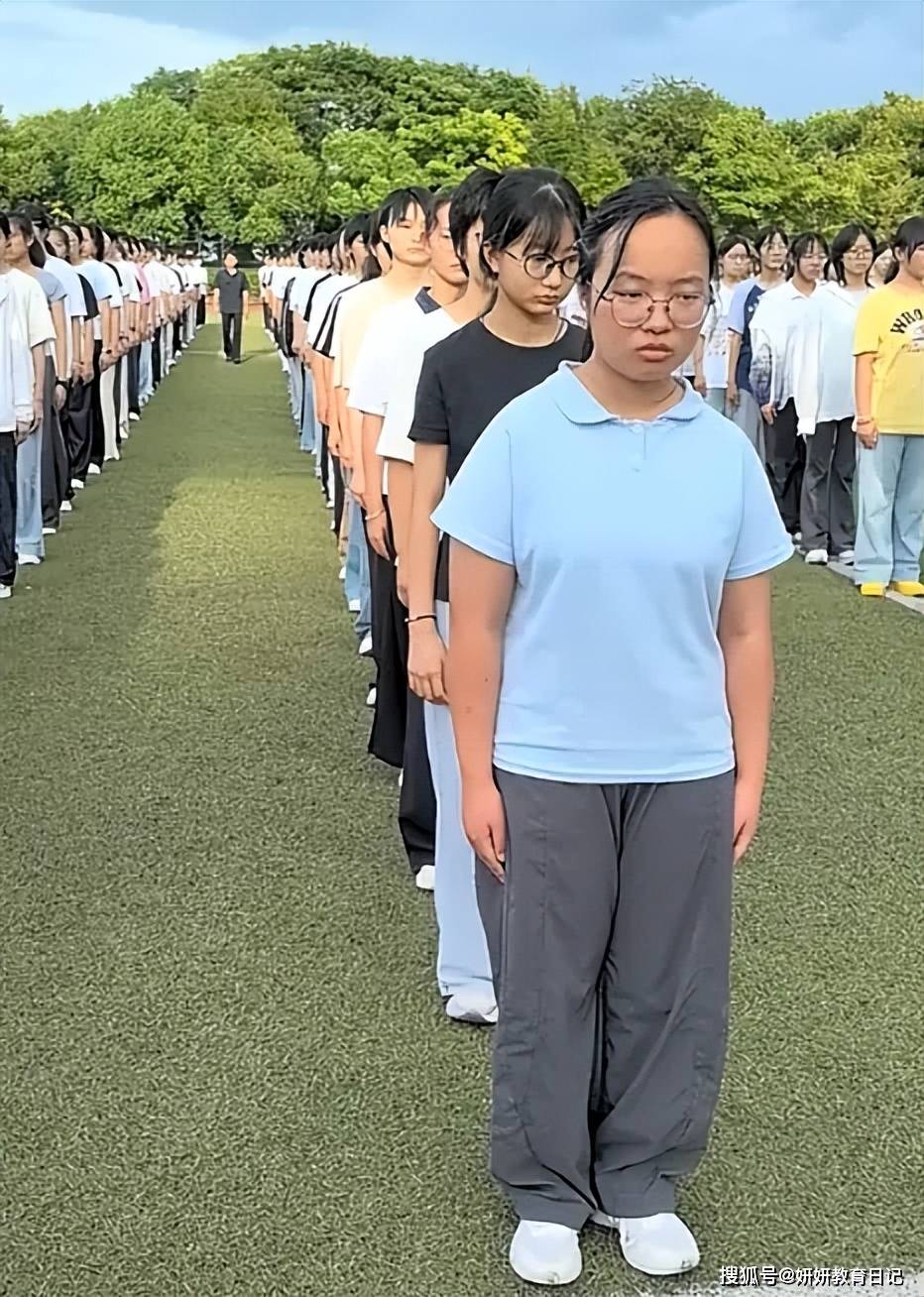 一个个生无可恋…中国军训学生面相火了 一个个生无可恋…中国军训学生面相火了