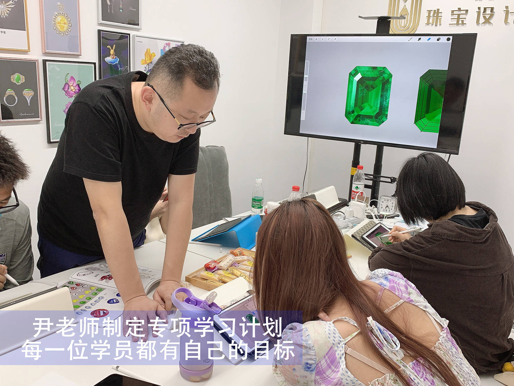 别拿老珠宝人的红利经验，困住新一代年轻人