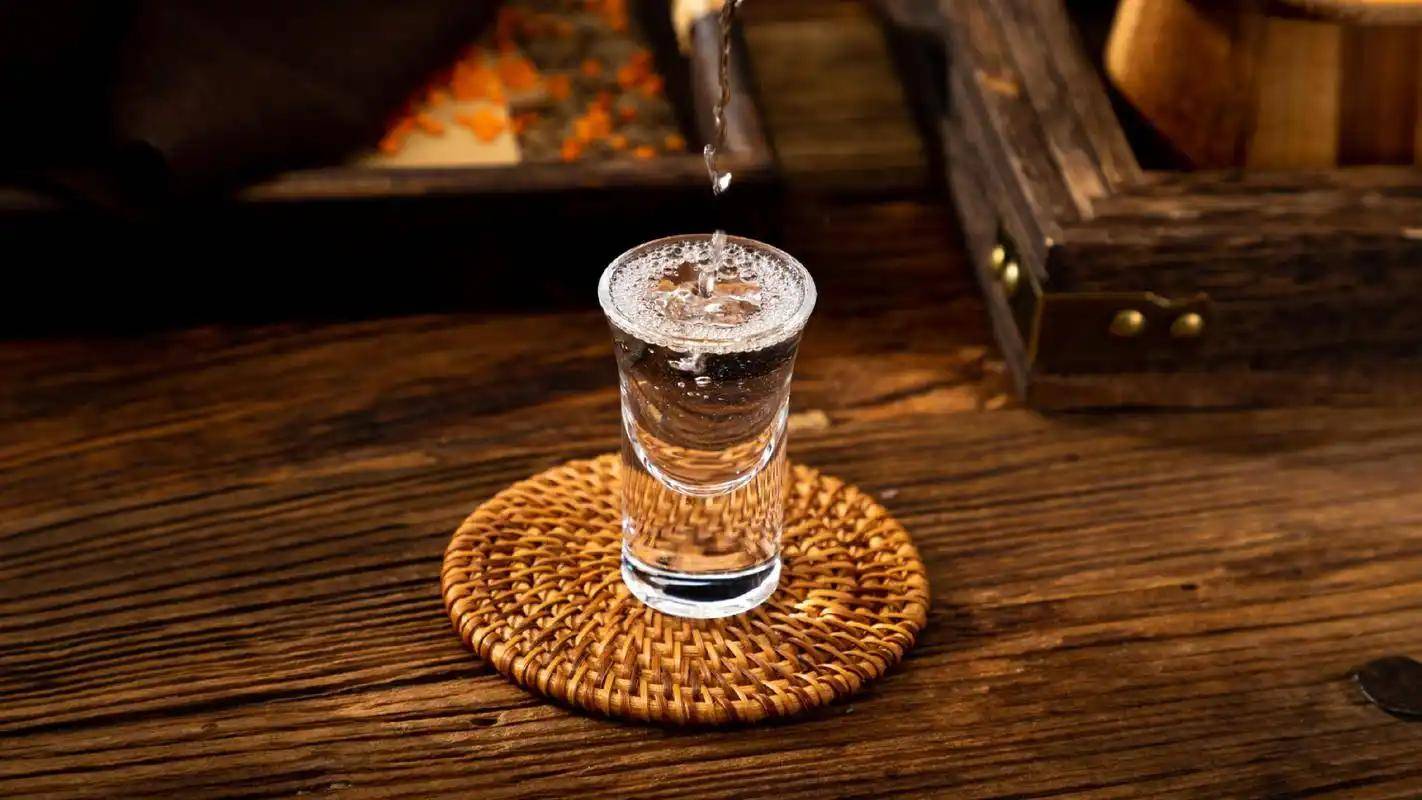 原创            白酒再次被关注！医生发现：肠息肉人喝白酒，不用多久或有7变化