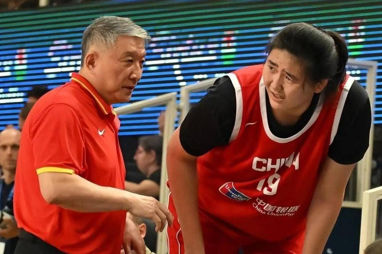放弃杨舒予，女篮为何重选队长？宫鲁鸣官宣，名记透露：不止与李梦李月汝有矛盾