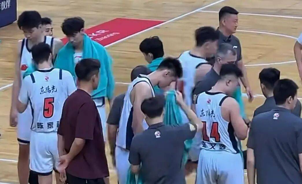 CBA猛料！广东81-89不敌深圳，赵继伟力挺胡明轩，山东未签奥莫特