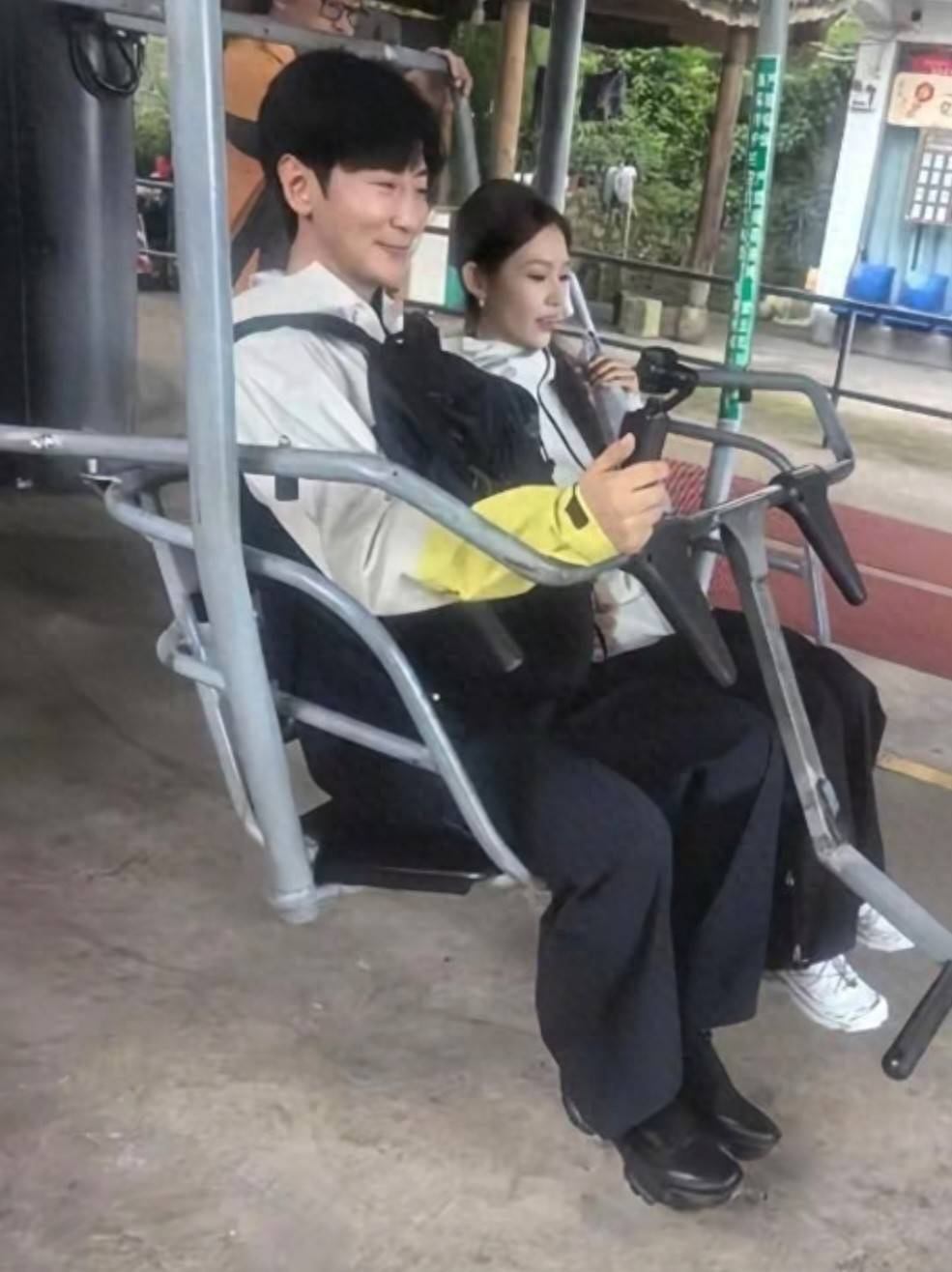 原创            45岁男星离婚6年曝新恋情，携新女友录综艺，前妻态度尽显格局