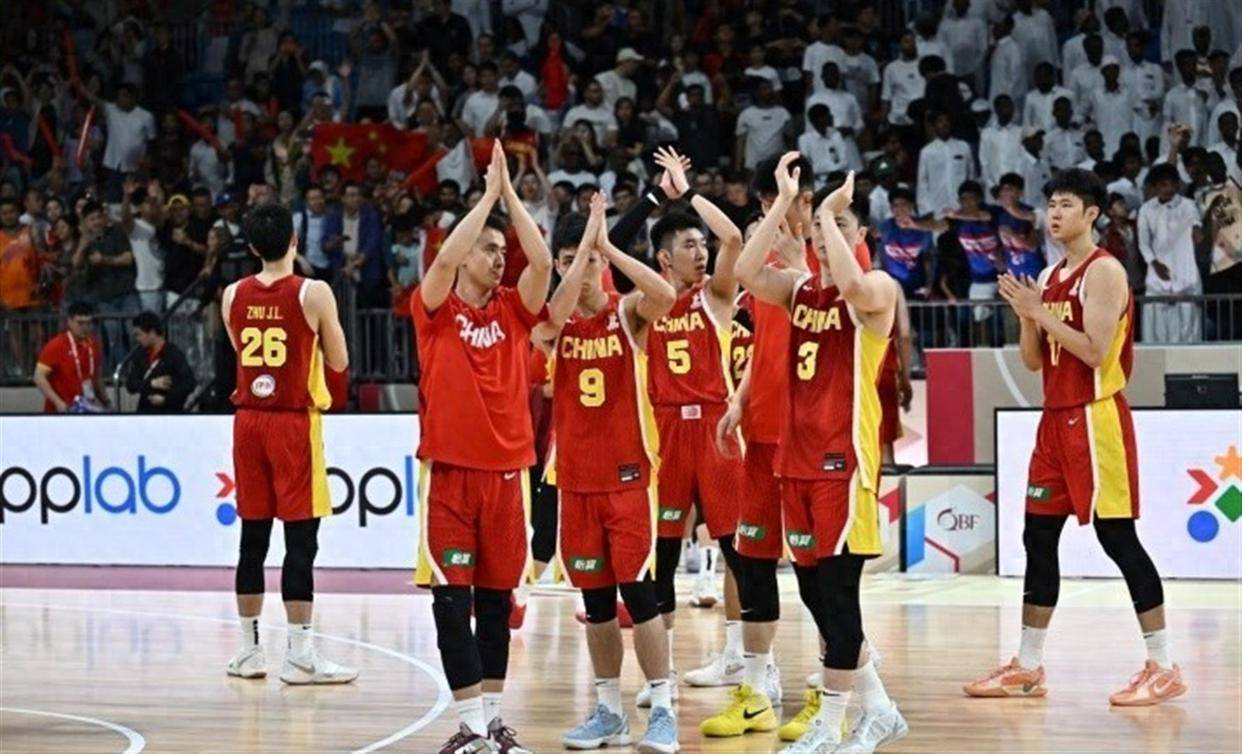 中国男篮名古屋住集装箱三人间遇暴雨停训，9月11日首战哈萨克斯坦，狭小卫浴加随时开赛，这波憋屈到底会不会拖垮年轻人？