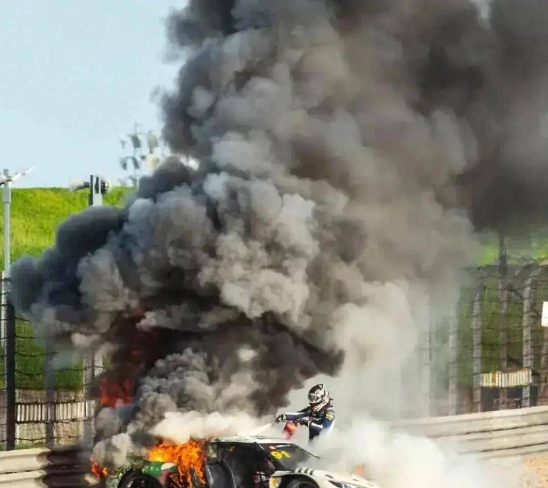 9月11日：赛车爆燃49秒！车手弃赛冲进火海徒手救人，被救者称欠他一命，王一博都点赞了