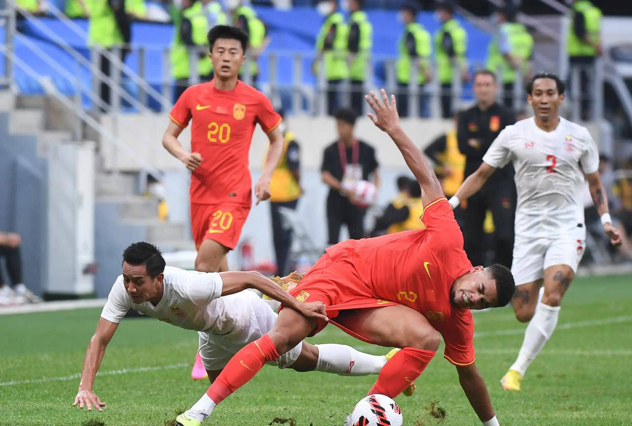 正式集结！国足热身赛首发阵容即将浮现，韦世豪成为核心，邵佳一力争四连胜