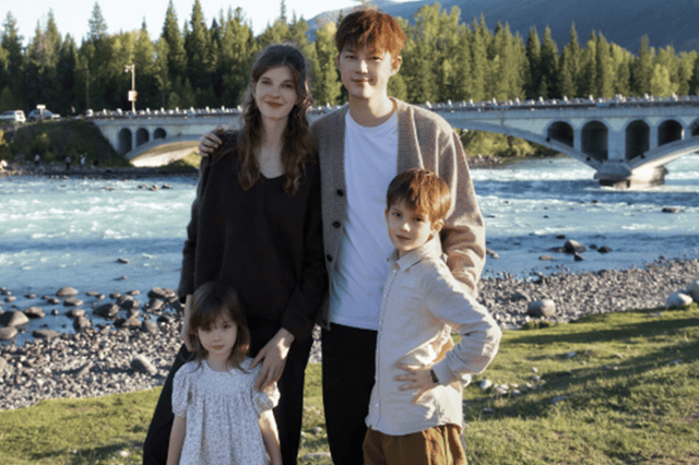董力带妻儿回爸爸去哪儿录制地，公开儿女长相，比想象中颜值还高封面图