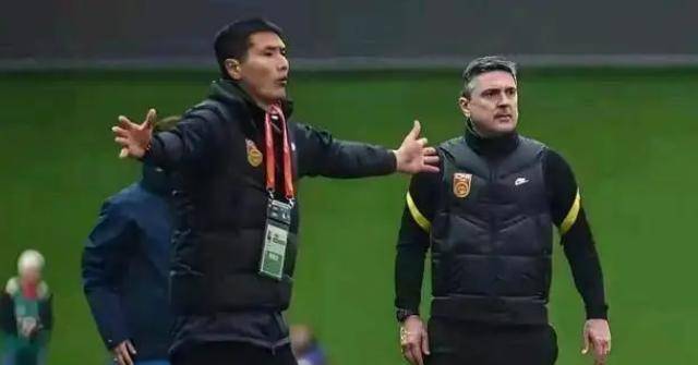 2-1逆转，揪出一大水货，暴露国足后防致命短板，安东尼奥邵佳一都不可重用他
